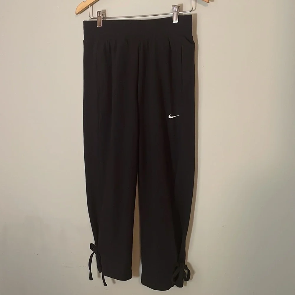 Nike Women's Yoga Crop Pants - New with tag - Picture 5 of 10